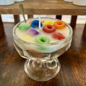 Cereal dish candle with a fruity coconut scent.